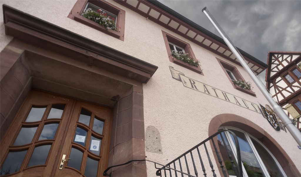 Die sinnbildlichen dunklen Wolken über dem Wiernsheimer Rathaus verdichten sich nach der Erklärung von Bürgermeister Enz weiter. Foto: Archiv