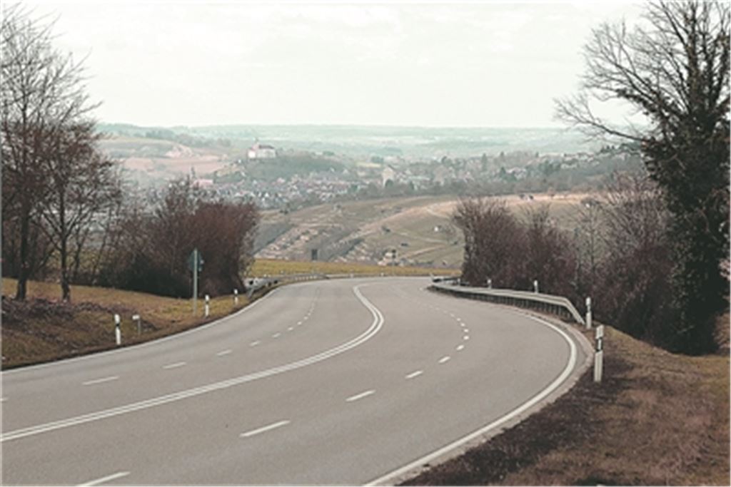Die sonst so viel befahrene B10 bei Enzweihingen ist wegen Bauarbeiten derzeit zwangsläufig autofrei. Fotos: Arning 
