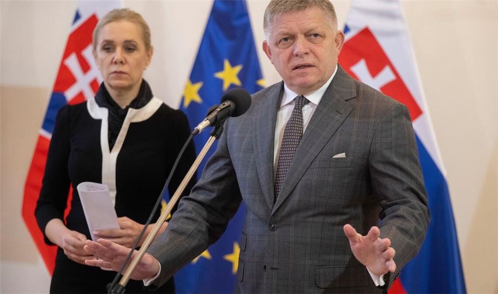 Die sozialdemokratische Wirtschaftsministerin Denisa Sakova und der linkspopulistische Ministerpräsident Robert Fico hatten die unterschiedlichen Treibstoffpreise für In- und Ausländer bisher verteidigt. (Archivbild)
