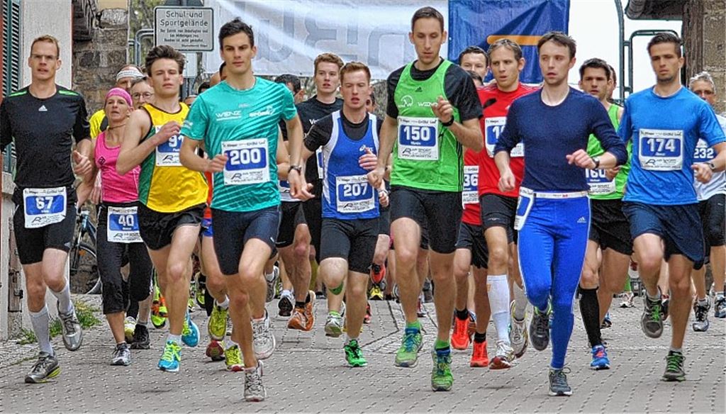 Die späteren Sieger – Nadine Fromm (2. v. li. mit Nr. 40) und Luca Bittighofer (Nr. 200) – sind bereits beim Start des Hauptlaufes vorne dabei. Fotos: Stahlfeld