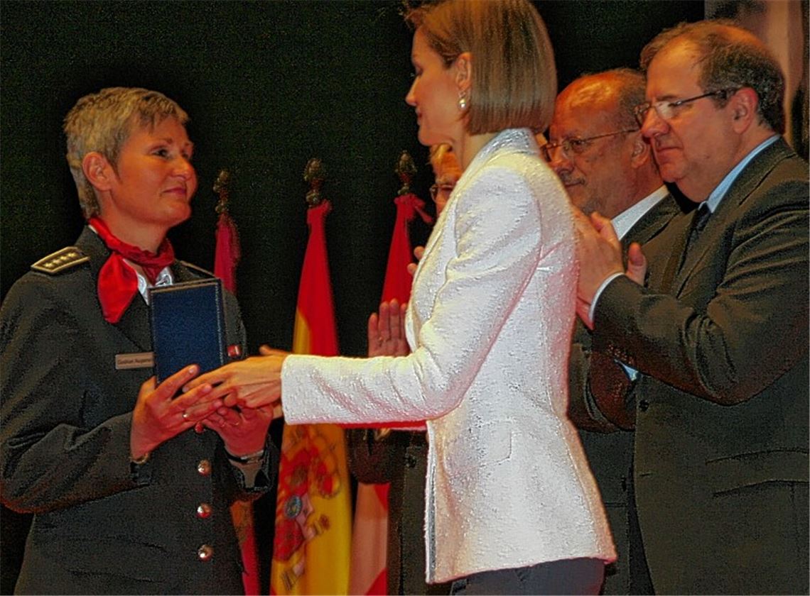 Die spanische Königin Letizia ehrt Gudrun Augenstein für ihren Einsatz nach dem Flugzeugabsturz. Foto: privat