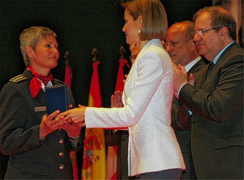 Die spanische Königin Letizia ehrt Gudrun Augenstein für ihren Einsatz nach dem Flugzeugabsturz. Foto: privat