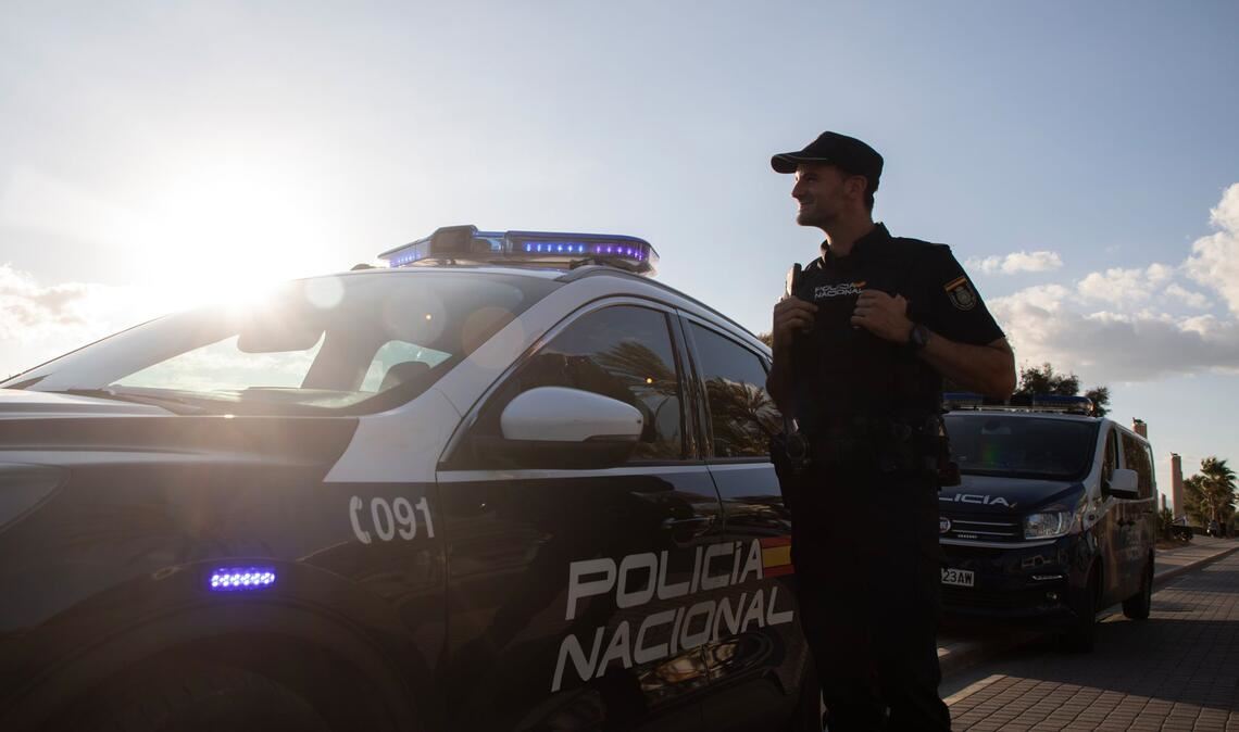 Die spanische Polizei hat einen Deutschen wegen Betrugs und Diebstahls festgenommen.