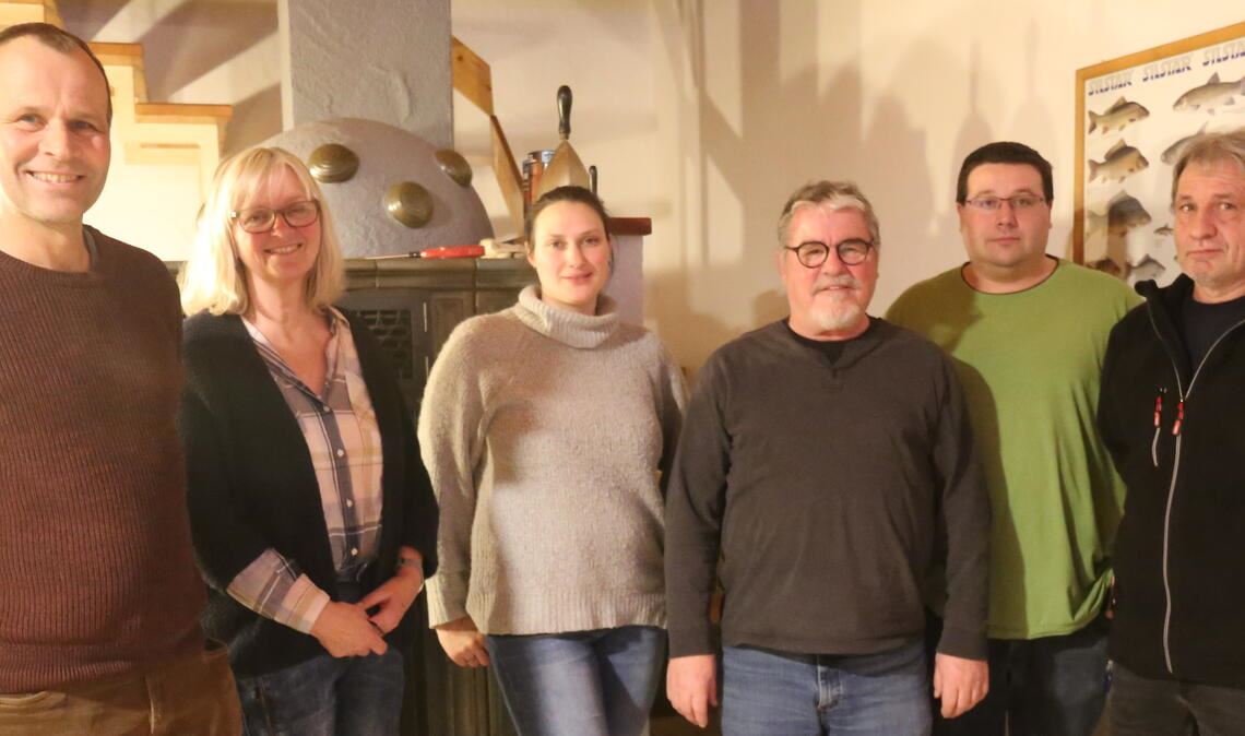 Kinder sollen die Enz erleben Die städtische Projektleiterin Birgit-Ella Siewert (2.v.li.) und die Mühlacker Klimaschutzbeauftragte Teresa Krannich informieren die Vorsitzenden der Angelsportvereine Michael Kiontke (Mühlacker), Rolf Scheider (Enzberg), Tobias Kärcher (Mühlhausen) und Uwe Müller (Enztalfischer Lomersheim/v.li.). Foto: Klassen