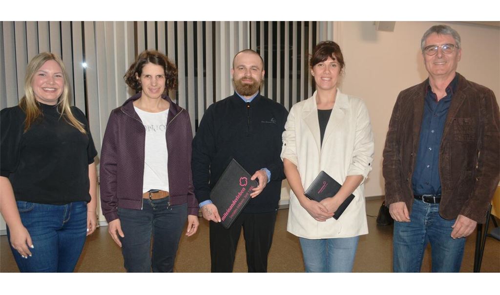 Die stellvertretende Illinger Hauptamtsleiterin Angelina Mielke (li.) und Bürgermeister Armin Pioch (re.) mit Schulleiterin Anne Gärtner (v.li.), Christian Gutjahr und Alexandra Tolk vom Verein Miteinanderleben. Foto: Stahlfeld