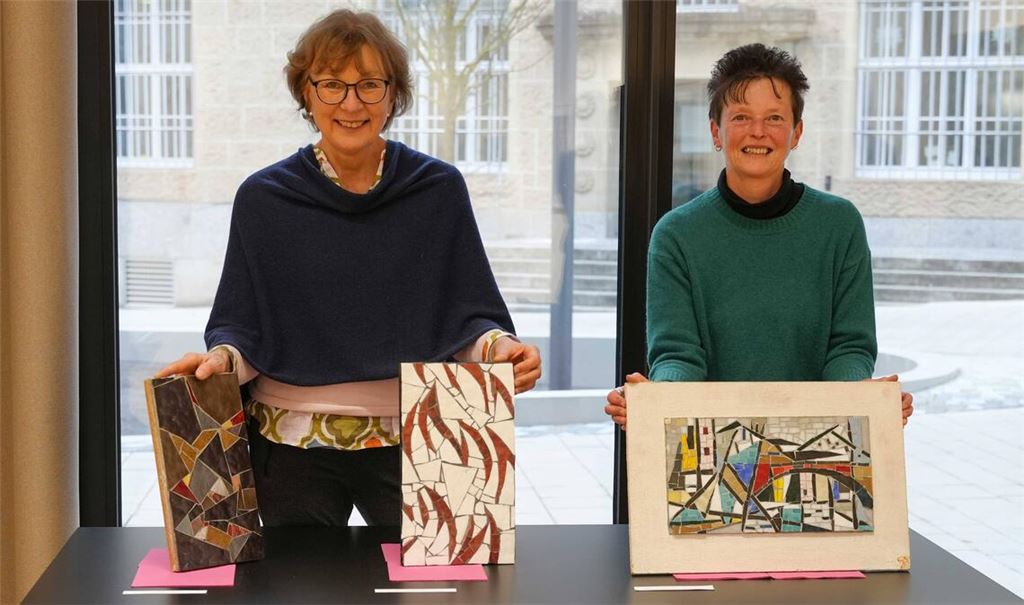 Die stellvertretende Kulturamtsleiterin Claudia Baumbusch (li.) präsentiert gemeinsam mit Kuratorin Christina Klittich die mosaikhaften Gestaltungen des Künstlers Willi Zanger. Foto: © Stadt Pforzheim/Teuscher