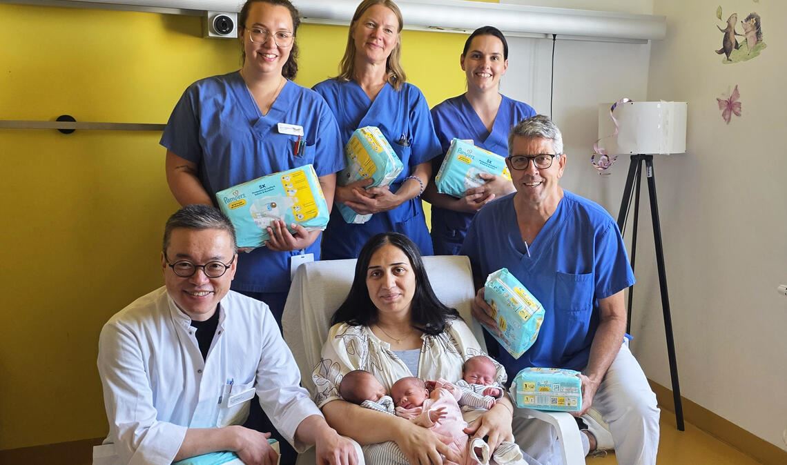 Die stolze Drillingsmama mit Ayas, Hanas und Reivin und eingerahmt vom medizinischen Team. Foto: Helios Klinikum Pforzheim/Ihle