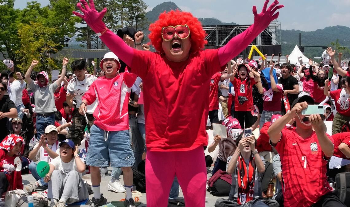 Die südkoreanische Mannschaft gewinnt ihr erstes WM-Spiel. Die Fans feiern in der Heimat.