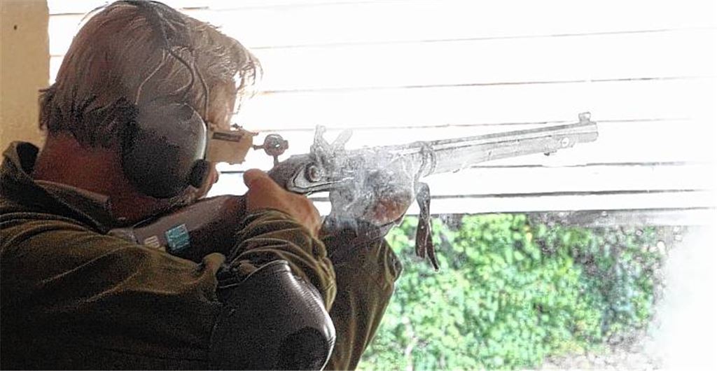 Die teilweise mehreren hundert Jahre alten Schusswaffen der WM-Teilnehmer machen eine Menge Qualm und Lärm. Fotos: Eigner