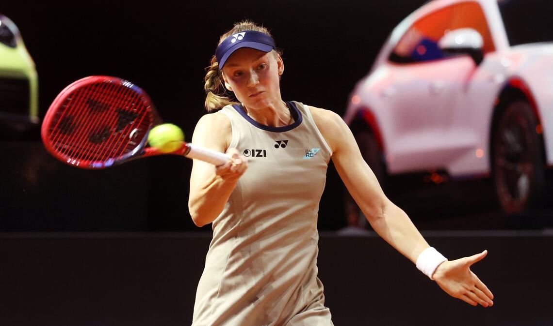 Die topgesetzte Kasachin Elena Rybakina liefert sich im Viertelfinale ein nervenaufreibendes Match gegen ihre Kontrahentin Leylah Fernandez aus Kanada. Nach fast drei Stunden besiegt Rybakina Fernandez in drei Sätzen knapp mit 7:6, 6:4 und 7:6. Dabei wehrt die 26-jährige Kasachin zwei Matchbälle ab, kommt aber trotz des Satzrückstandes noch einmal zurück. Dieses Spiel ebnet ihr später den Weg ins Finale.