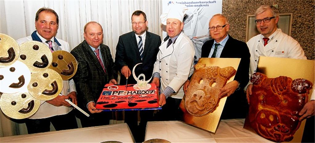 Die traditionellen Neujahrsgaben des Lebensmittelhandwerks bereichert in diesem Jahr wieder das genüssliche Angebot der Pforzheimer Vesperkirche. Von links: der Obermeister der Metzger, Fritz Staib, Kreishandwerksmeister Rolf Nagel, Oberbürgermeister Gert Hager, Konditor-Obermeister Johannes Becker, Landrat Karl Röckinger und Bäcker-Obermeister Martin Reinhardt. Foto: Kollros