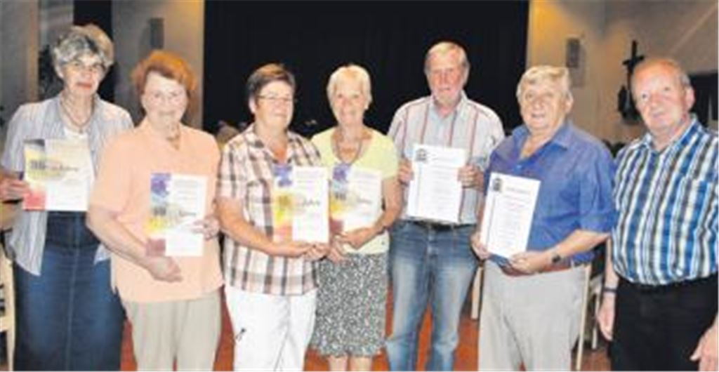 Die treuen Sängerinnen und Sänger Ursula Hunger (v.l.), Elfriede Seitz, Ursula Timm, Inge Schlicht, Hans Brunner, Hermann Fasching und der Vorsitzende Bernhard Doll.
Foto: Stahlfeld 
