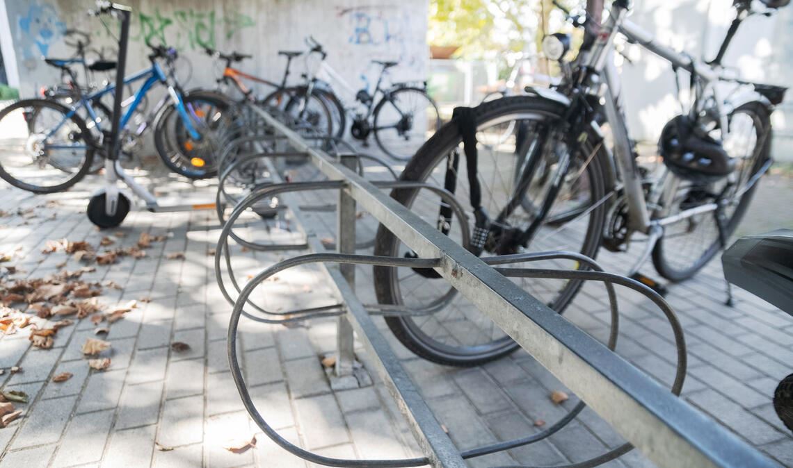 Neue Stellplätze für Fahrräder an Mühlacker Schulen Die überdachten Fahrradständer am THG. Viele der Einschiebevorrichtungen sind nicht mehr vorhanden oder zu schmal. Foto: Fotomoment