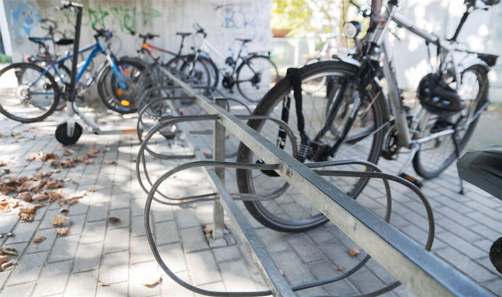 Die überdachten Fahrradständer am THG. Viele der Einschiebevorrichtungen sind nicht mehr vorhanden oder zu schmal. Foto: Fotomoment