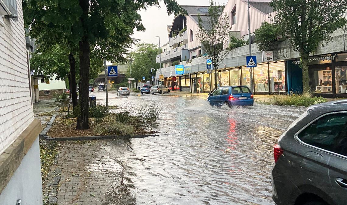Die überflutete Bahnhofstraße in Illingen. Foto: Stahlfeld