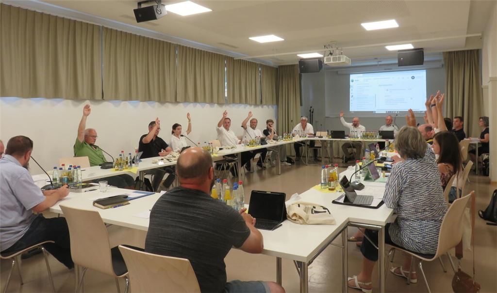 Die überwiegende Mehrheit des Gemeinderats stimmt dem Haushaltsentwurf zu. Foto: Becker