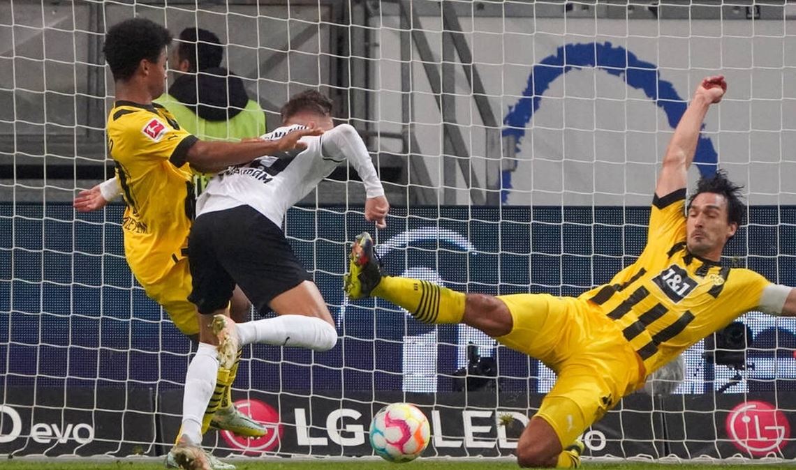 Die umstrittene Szene: Das Foul des Dortmunders Karim Adeyemi (links)  gegen Jesper Lindström (Eintracht Frankfurt) wird nicht geahndet.