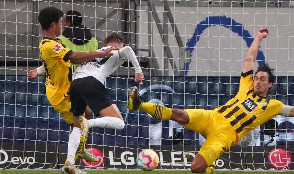 Die umstrittene Szene: Das Foul des Dortmunders Karim Adeyemi (links)  gegen Jesper Lindström (Eintracht Frankfurt) wird nicht geahndet.