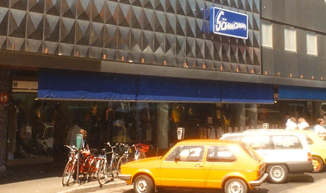 Die untere Bahnhofstraße mit Kurzzeitparkplätzen vor dem Kaufhaus Sämann einige Jahre vor der Einweihung der Fußgängerzone 1996. Foto: Stadtarchiv Mühlacker