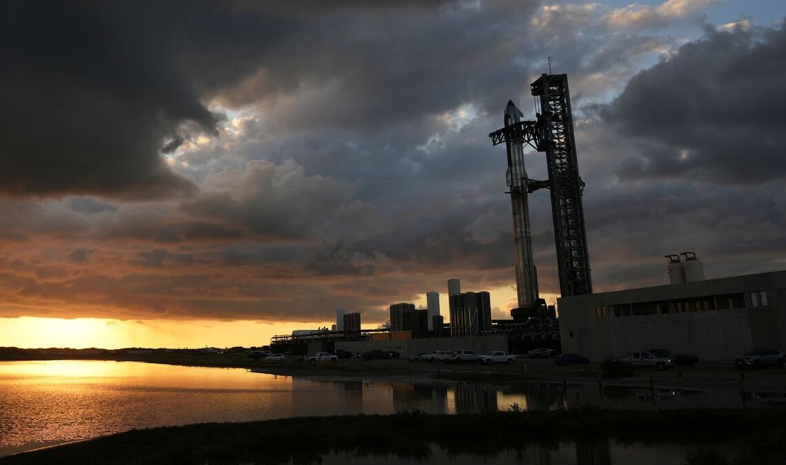 Riesen-Rakete Starship absolviert elften Testflug Die untere Raketenstufe landete erneut wie geplant im Meer, auch das Aussetzen von Satelliten wurde wieder simuliert.