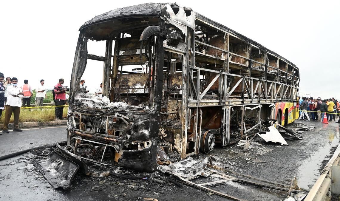 Die verkohlten Überreste des Passagierbusses liegen auf einer Landstraße im Dorf Chinnatekuru.