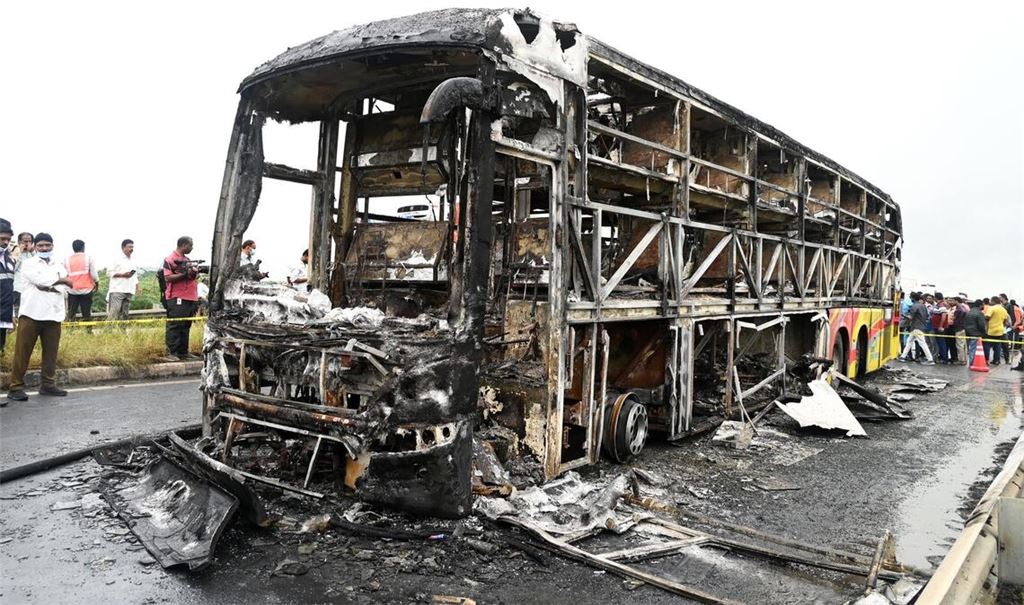 Die verkohlten Überreste des Passagierbusses liegen auf einer Landstraße im Dorf Chinnatekuru.