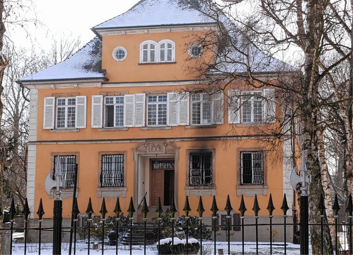 Die verrußte Fassade (unten re.) zeugt vom Brand im Hochdorfer Schloss.