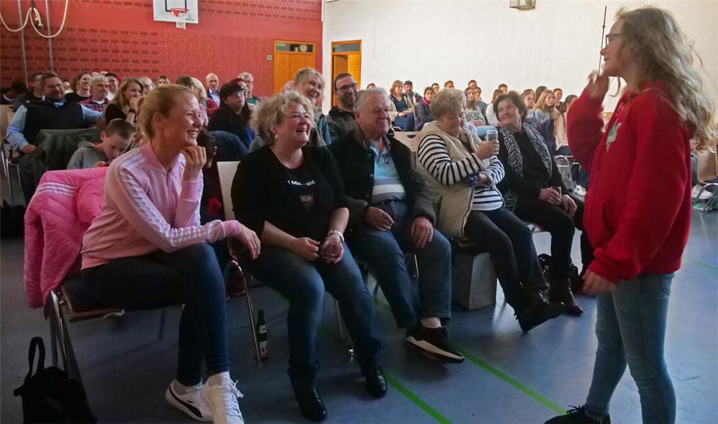 Die vielen Fans von Mia Kühner (stehend, rechts) wollen sich ihren Auftritt bei den Knockouts der Sat1-Talentshow „The Voice Kids“ beim Public Viewing am Freitagabend in der Turnhalle Schmie nicht entgehen lassen. Foto: Friedrich