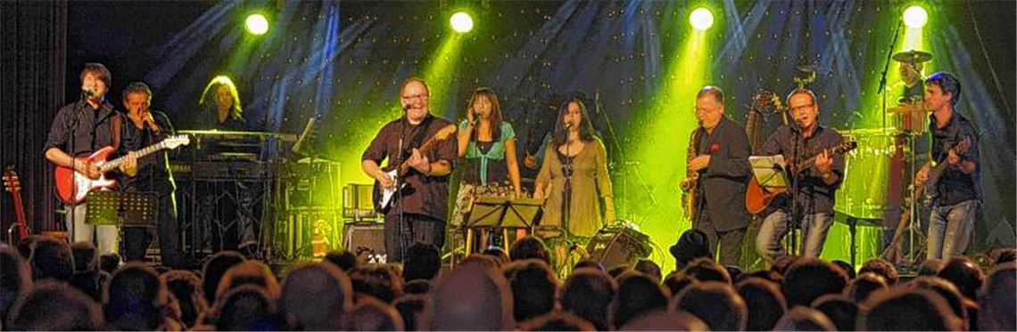 Die vielen Gastmusiker und Gastsängerinnen packen in der Erlentalhalle gemeinsam mit dem Holztrio ein großes musikalisches Überraschungspaket aus. 
