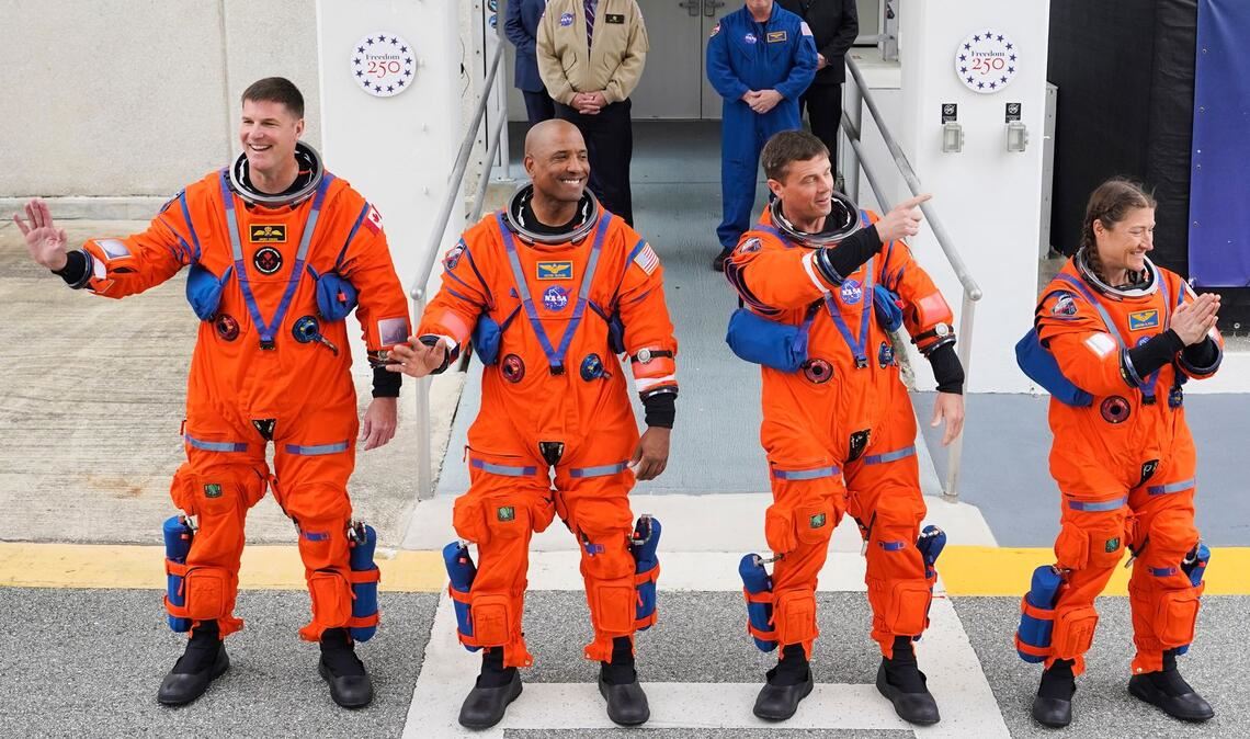 Die vier Astronauten sollen um den Mond herumfliegen.