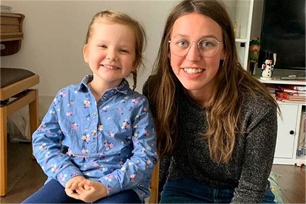 Die vierjährige Madeleine aus Ötisheim mit Jana Schick. Foto: privat