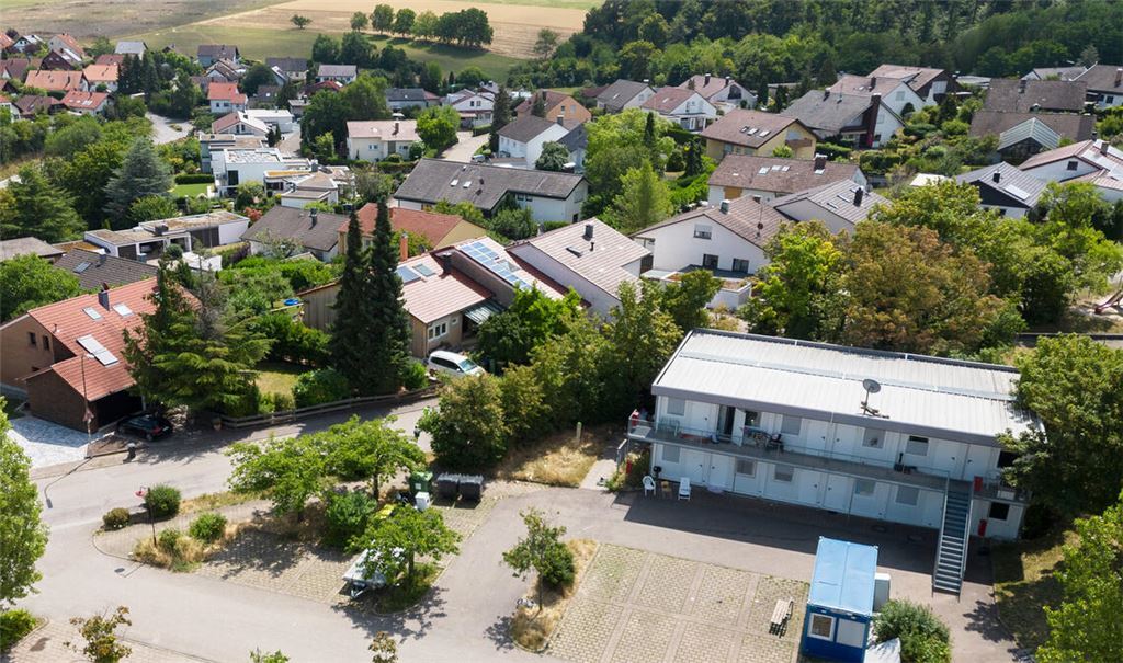 Die voll belegte Containerunterkunft in Wiernsheim aus der Vogel- beziehungsweise der Drohnen-Perspektive. Foto: Fotomoment