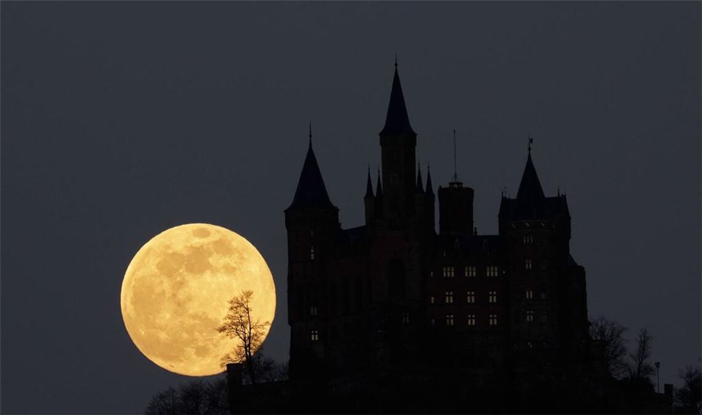 Die voll beleuchtete Mondkugel wandert durch den Schatten der Erde und wird dabei verfinstert. Denn die Erde schiebt sich auf ihrer Bahn um die Sonne zwischen Mond und Sonne, wie das Deutsche Zentrum für Luft- und Raumfahrt (DLR) erläutert.
