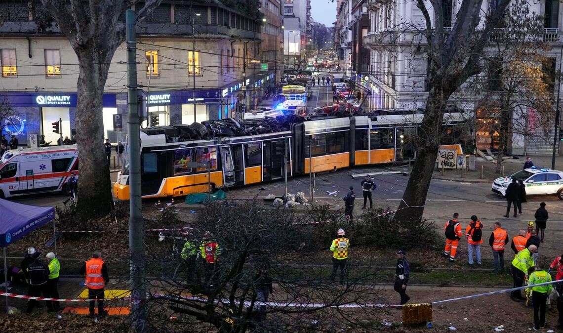 Die voll besetzte Straßenbahn war an einer Kreuzung entgleist, sie kam erst im Eingangsbereich eines Restaurants zum Stehen.