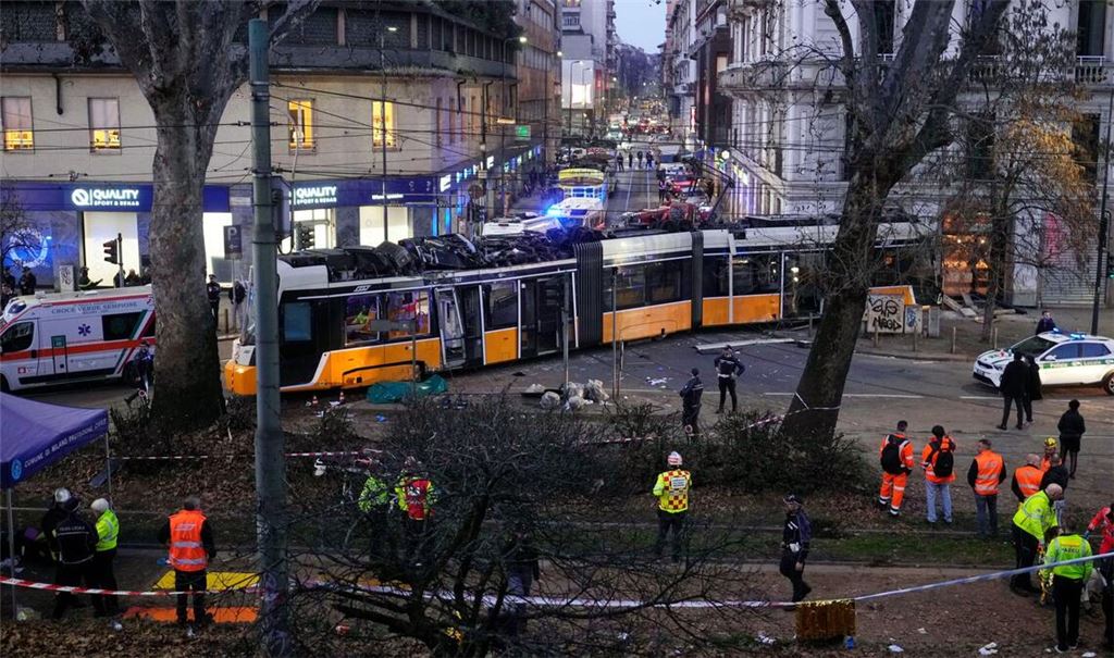 Die voll besetzte Straßenbahn war an einer Kreuzung entgleist, sie kam erst im Eingangsbereich eines Restaurants zum Stehen.
