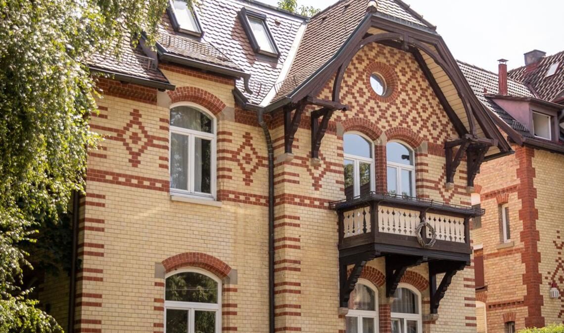 Die vom Architekturbüro Eisenlohr&Weigle entworfene Villa von 1896 in Stuttgart-Nord wurde jüngst von Architekt Hadi Tandawardaja von SOMAA Büro für Architektur und Innenarchitektur sorgfältig  saniert.