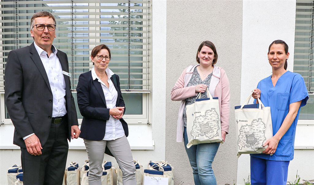 Die von Hartmut Keller und Dr. Brigitte Joggerst (v.li.) überbrachten Geschenke nehmen stellvertretend Andrea Gerwinat und Melanie Keppler vom Team der Kinder-Notfallambulanz entgegen. Foto: Enzkreis/Hörstmann