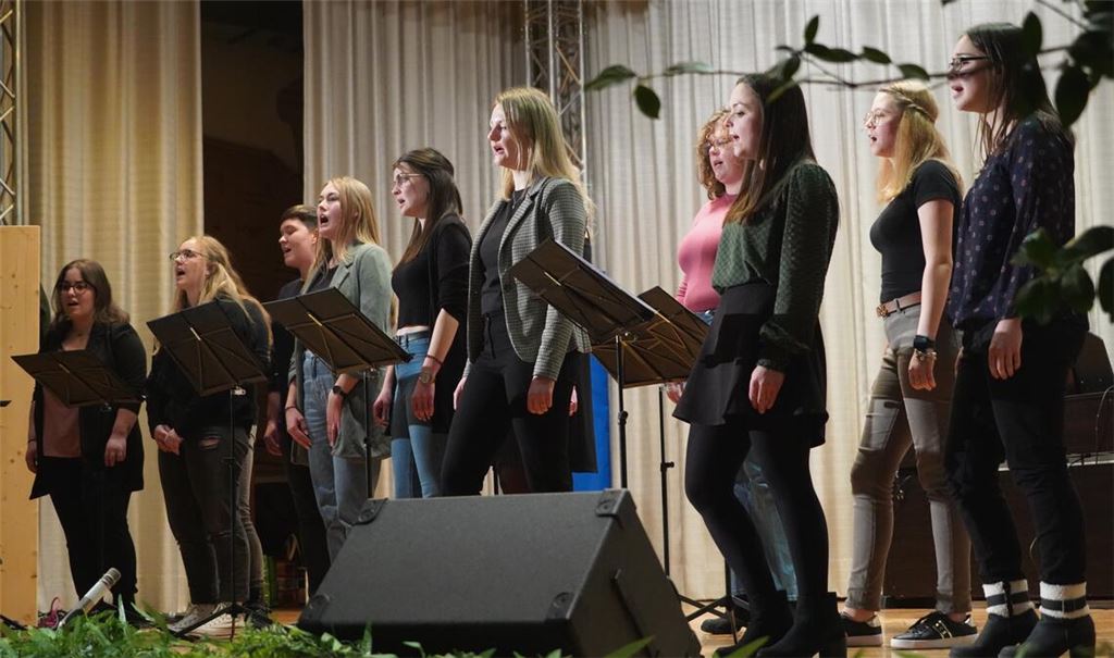 Die von Regina Wacker geleitete Chorgruppe „Insider“ begeistert mit modernen Titeln von Ed Sheeran und Lewis Capaldi. Fotos: Roller