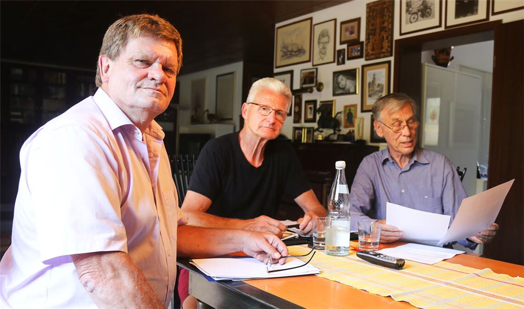 Die von einer Rathausmitarbeiterin Beschuldigten kündigen in einer bei Karlheinz Oehler (li.) zu Hause improvisierten Pressekonferenz rechtliche Gegenschritte an. Foto: Archiv