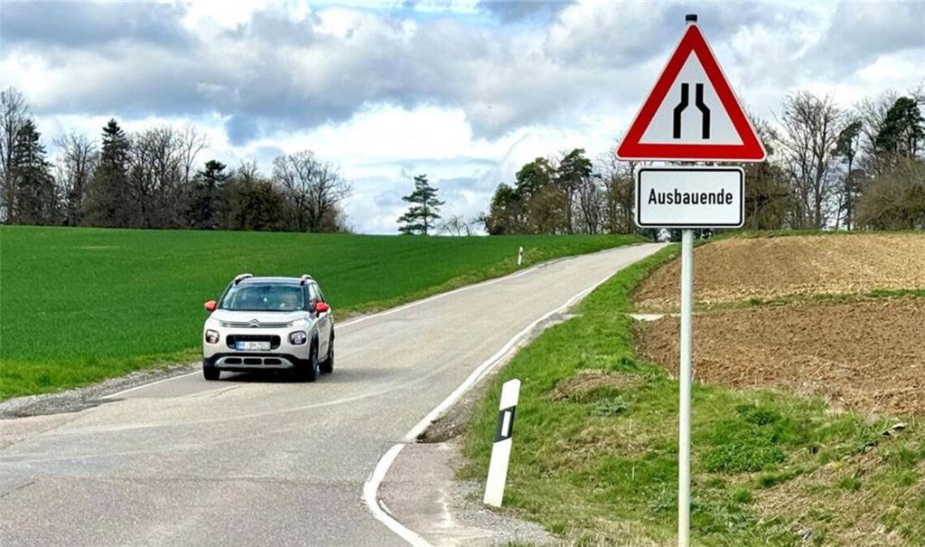 Die vor dem Ausbau schmale Kreisstraße zwischen Mönsheim und dem Porsche-Entwicklungszentrum. Archivfoto: Goertz