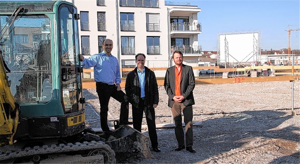 Die vorbereitenden Arbeiten für den Bau von zwei Mehrfamilienhäusern an der Illinger Dreherstraße laufen bereits. Bürgermeister Harald Eiberger, Mike Schanta, Geschäftsführer der Firma Paulus Wohnbau, und Architekt Achim Bodamer (v. li.) beim offiziellen Startschuss am gestrigen Montag. Foto: Sadler