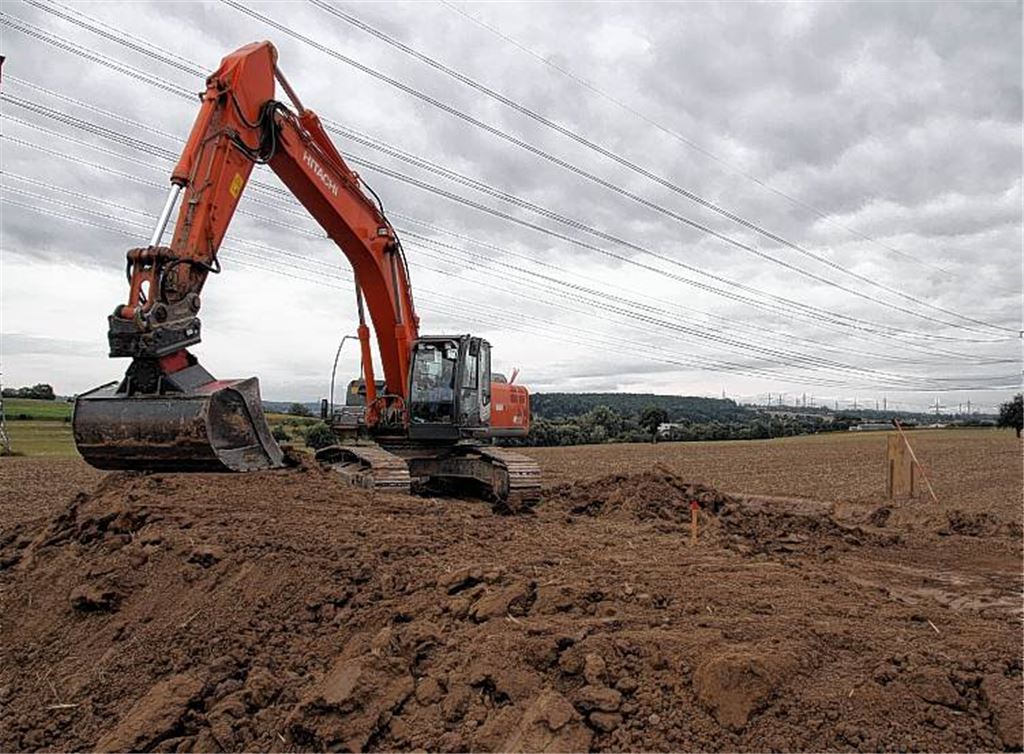 Die vorbereitenden Grabarbeiten zur Verlegung einer neuen Wasserleitung laufen.