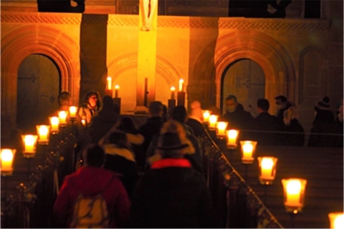 Die warme Lichtfarbe der Kerzen und das beruhigende Flackern der Flammen sorgen für eine besondere Stimmung in der Klosterkirche. Foto: Müller