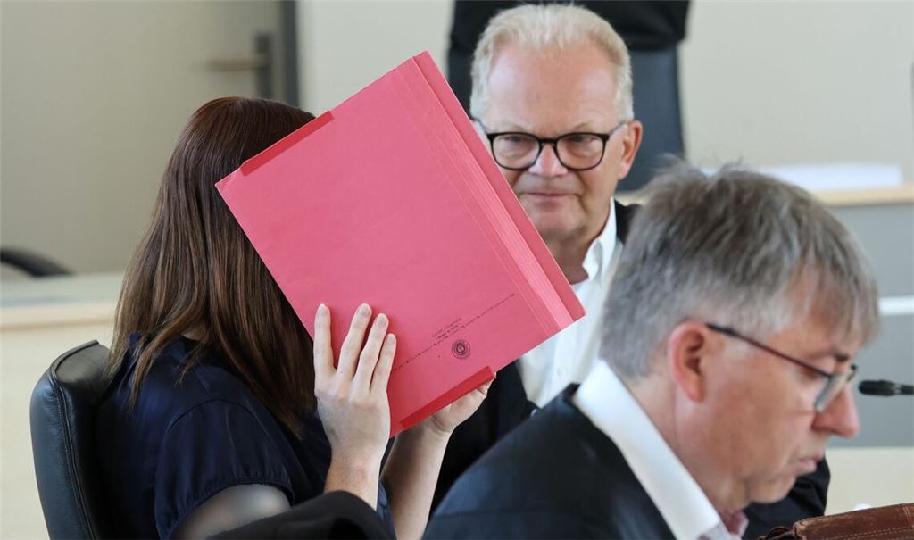 Die wegen Mordes an dem achtjährigen Fabian angeklagte Frau schweigt bislang zu den Vorwürfen.