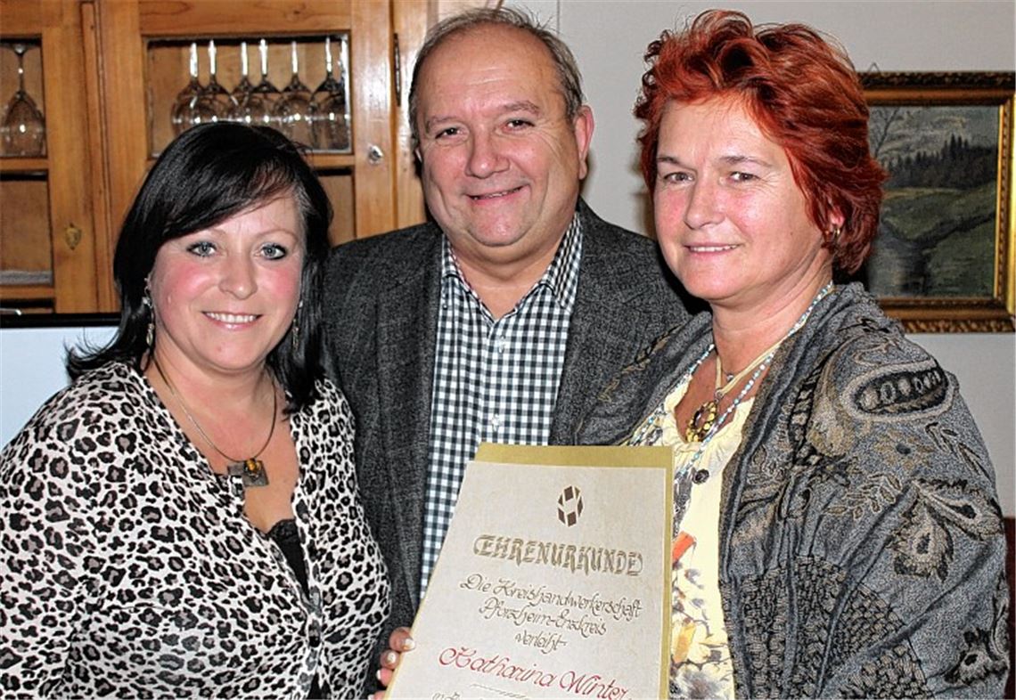 Die wiedergewählte Obermeisterin Susanne Mühlberger (li.) und deren bisherige Stellvertreterin Katharina Winter, die von Kreishandwerksmeister Rolf Nagel mit der Silbernen Ehrennadel der Kreishandwerkerschaft ausgezeichnet wurde. Foto: privat