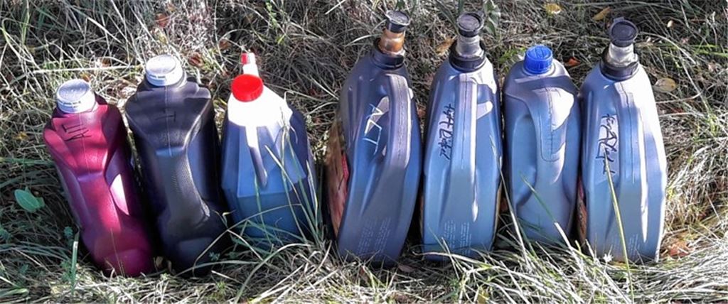 Unbekannter entsorgt Altöl in der Landschaft