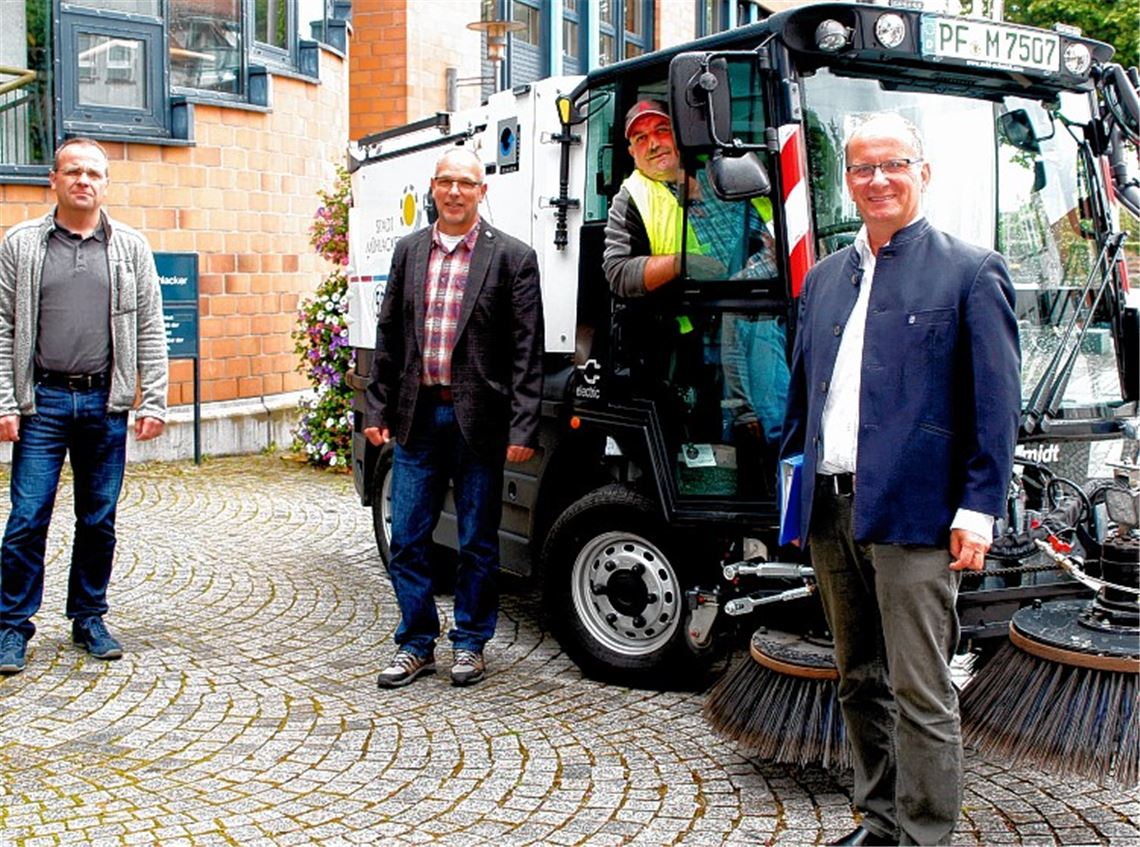 Die wohl erste elektrische Kehrmaschine im Enzkreis wurde jetzt in Mühlacker in Betrieb genommen. Stolz präsentierten Bürgermeister Winfried Abicht (re.) und Amtsleiter Holger Weyhersmüller sowie Jörg Soulier die von Wolfgang Neumeyer bediente neue Errungenschaft des Bauhofs.Foto: Kollros