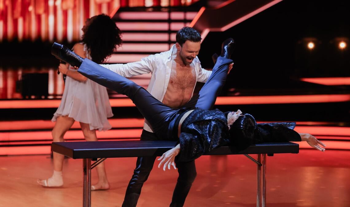 Die wohl kurioseste Szene des Abends: Jorge González und der Tisch.