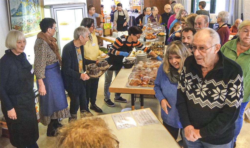 Die zahlreichen Mitarbeiter (li.) sorgen dafür, dass die Gäste im Mühlacker Mehrgenerationenhaus an allen Tagen gut versorgt werden. Fotos: Friedrich