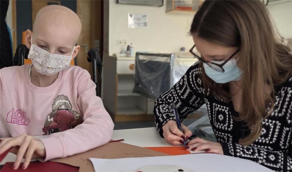 Die zehnjährige Marleen (links) und ihre Medi-Patin Annika haben während der Krebstherapie viel zusammen gemalt.